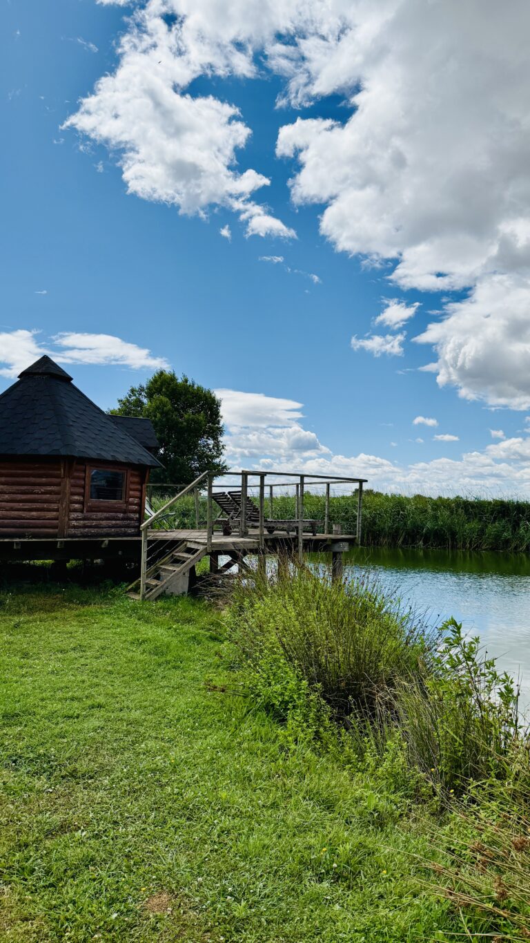 cabane au bord du lac pour séjours bien-être