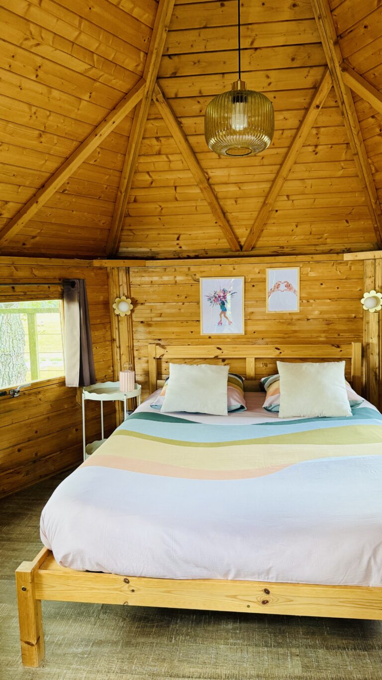 chambre confortable dans cabane aménagée en bord de lac pour séjours bien-être