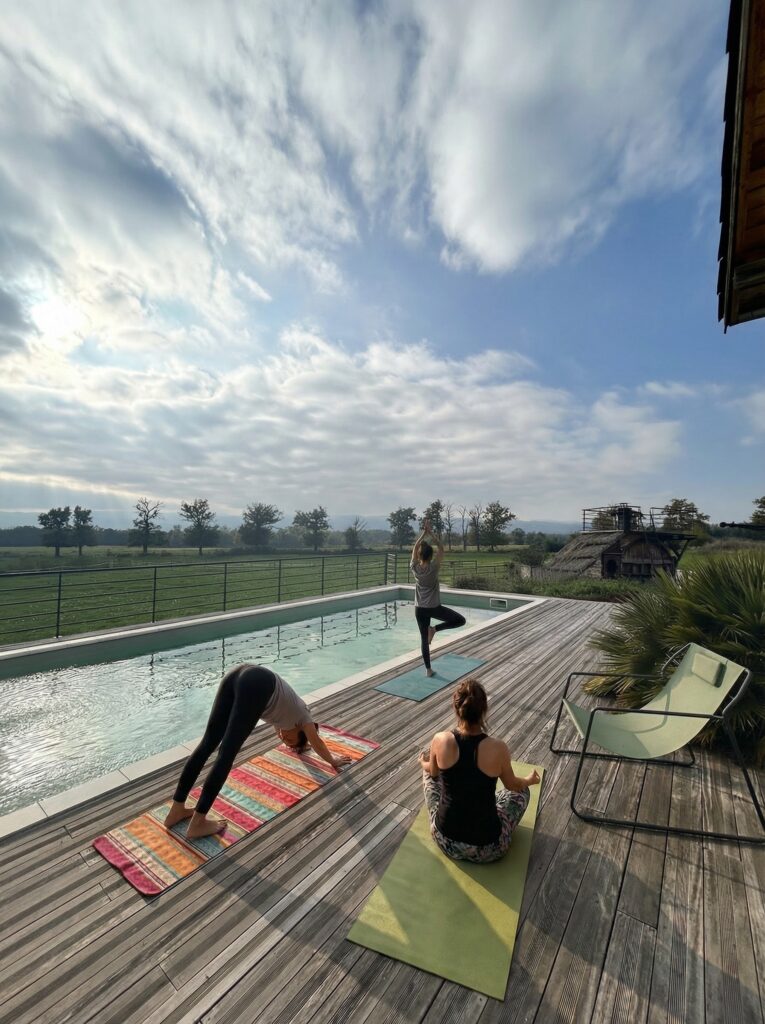 Séance de yoga au bord de la piscine du gite